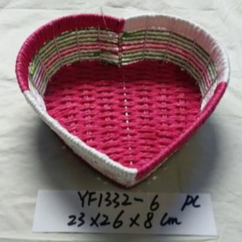 Χαρτί σε σχήμα καρδίας, υφασμένο καλάθι αποθήκευσης